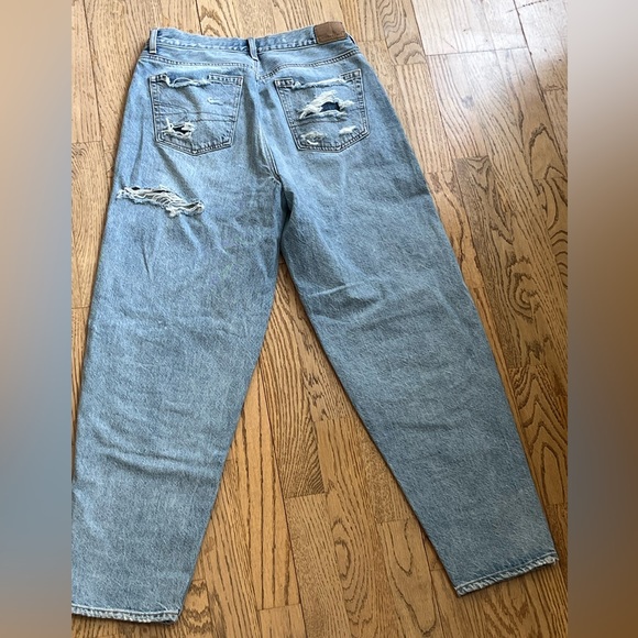 Light wash American eagle boyfriend style jean. Perfect fit on 5ft 3 in height - Picture 2 of 4